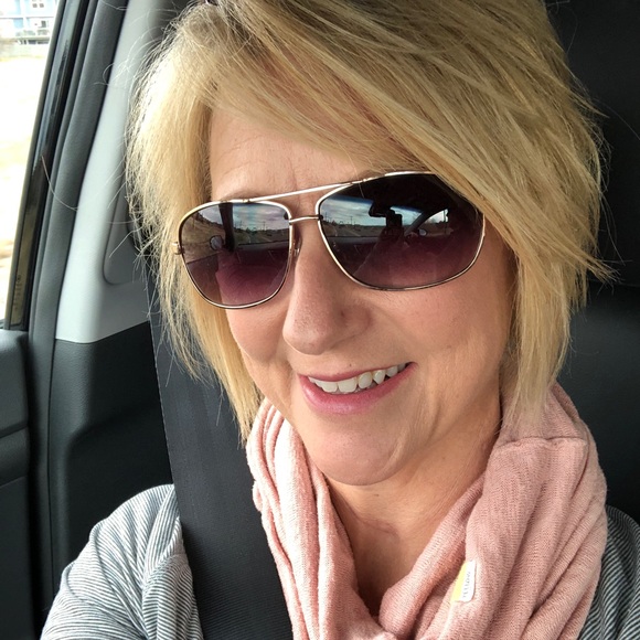 Meet your Posher, Lori - Picture 1 of 1